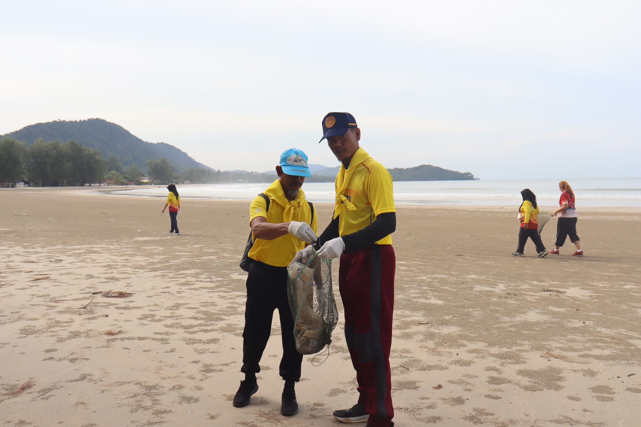 ทต.ศาลาด่าน พร้อมภาคีเครือข่ายร่วมด้วยช่วยกันเก็บขยะบริเวณหาดคอกวาง : กิจกรรมครั้งที่ 10 พื้นที่เกาะลันตา (ปิดท้ายโครงการ)