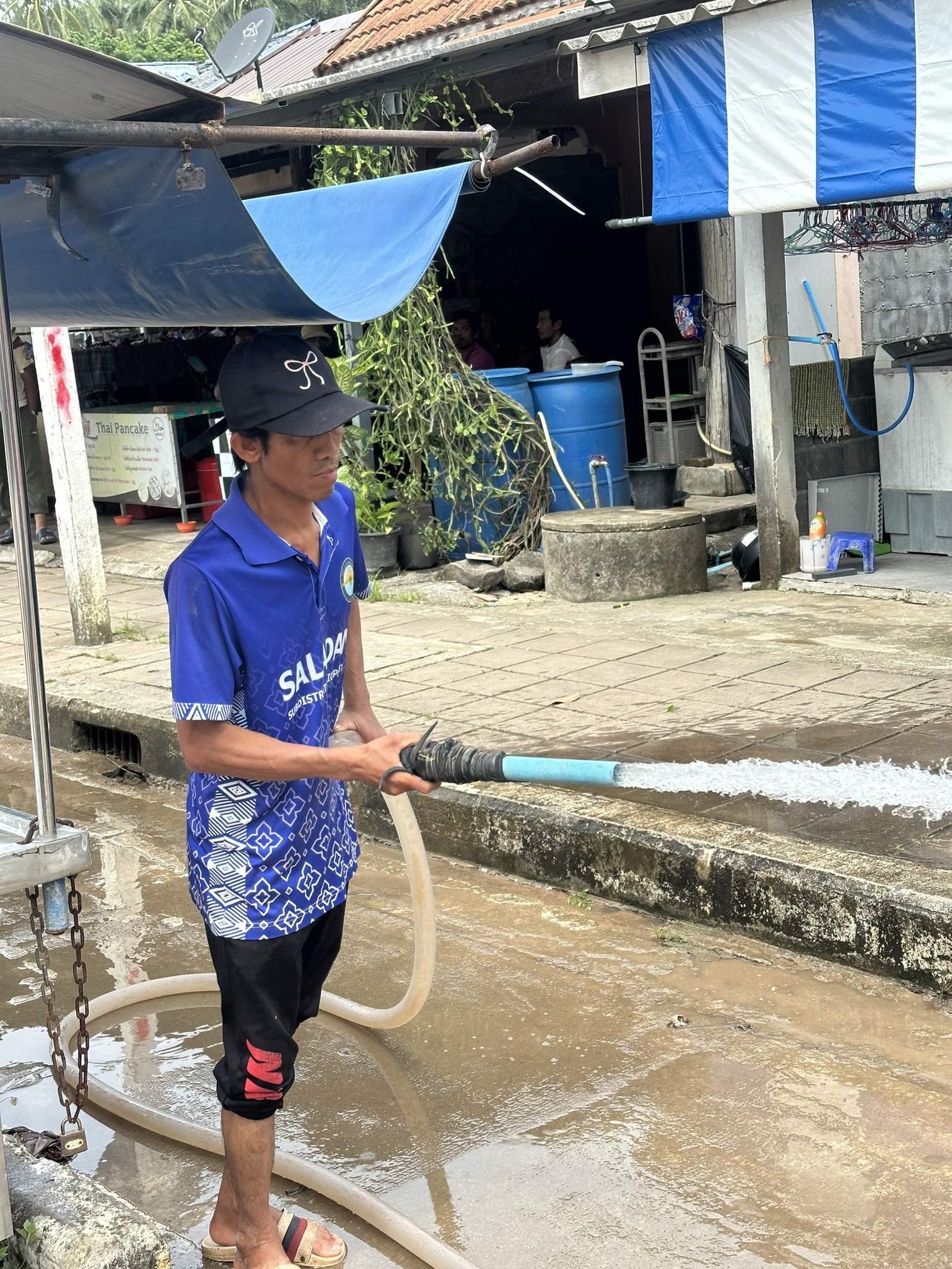 ทต.ศาลาด่าน ฉีดล้างนำสิ่งกีดขวางออกจากพื้นที่ถนนเพื่อป้องกันอุบัติเหตุสาธารณภัยมีความสะอาดเป็นระเบียบเรียบร้อยถนนบริเวณบิ๊กซีคลองโขง หมู่ที่ 2 ตำบลศาลาด่าน