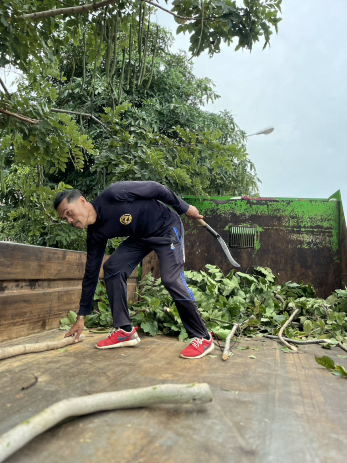 ทต.ศาลาด่าน กับภารกิจต่อเนื่อง(วันที่สอง) ตัดแต่งต้นไม้ข้างทางถนนบริเวณหน้าโรงเรียนชุมชนบ้านศาลาด่าน ปรับภูมิทัศน์ ป้องกันสาธารณภัย เพื่อประชาชนสัญจรผ่านได้อย่างปลอดภัย