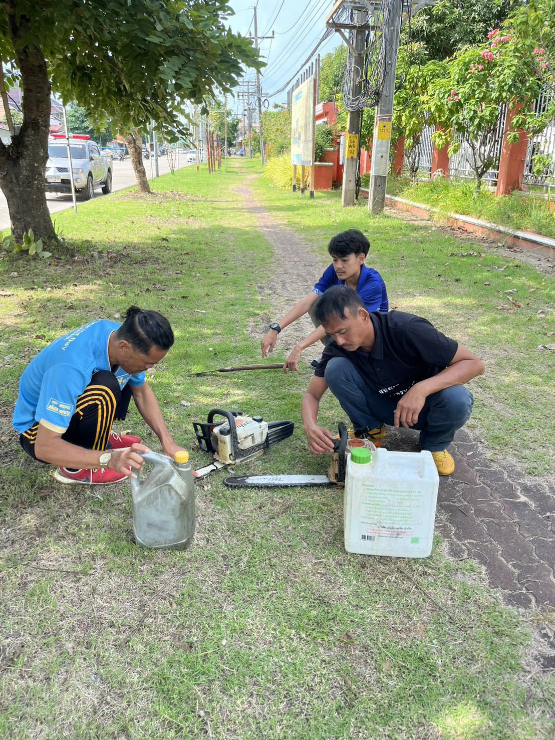 ทต.ศาลาด่าน กับภารกิจต่อเนื่อง (วันที่สาม) ตัดแต่งต้นไม้ข้างทางถนนบริเวณหน้าโรงเรียนชุมชนบ้านศาลาด่าน ปรับภูมิทัศน์ ป้องกันสาธารณภัย เพื่อประชาชนและนักท่องเที่ยวสัญจรผ่านได้อย่างปลอดภัย