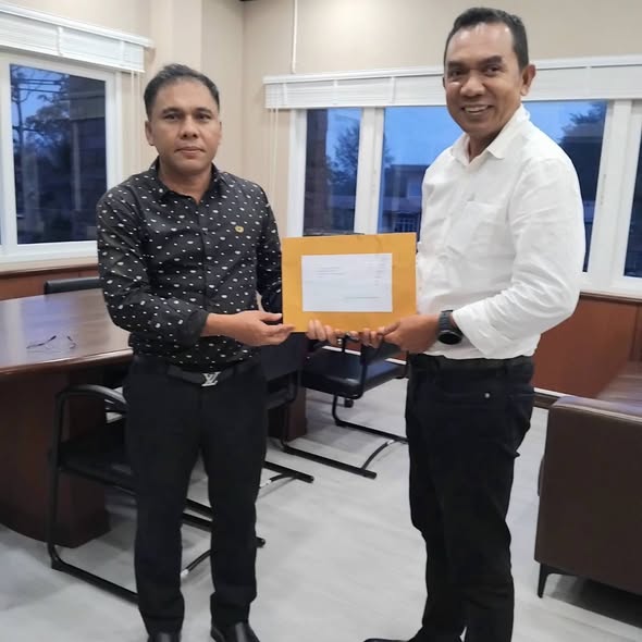 นายกเทศมนตรีตำบลศาลาด่าน เข้าพบประสานงานนายดำรงศักดิ์ คงช่วย ผู้อำนวยการแขวงทางหลวงชนบท 14 (กระบี่) เพื่อขอติดตั้งสัญญาณไฟจราจรบริเวณจุดเสี่ยงในพื้นที่ตำบลศาลาด่าน เพิ่มความปลอดภัยในการสัญจร