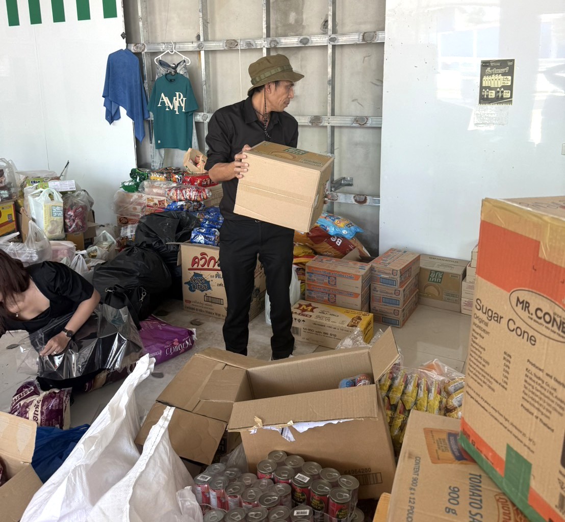 สิ่งของรับบริจาค ณ งานสวัสดิการสังคมฯ ทต.ศาลาด่าน ได้ขนย้ายไปรวมที่ศูนย์รับบริจาคหน้าปั๊ม P.T. เกาะลันตา (ตำบลศาลาด่าน) ขณะอยู่ระหว่างการแยกประเภท จัดเตรียมทำเป็นถุงยังชีพ เพื่อนำไปมอบช่วยเหลือพี่น้องภาคใต้ ผู้ประสบภัยน้ำท่วม (อุทกภัย)