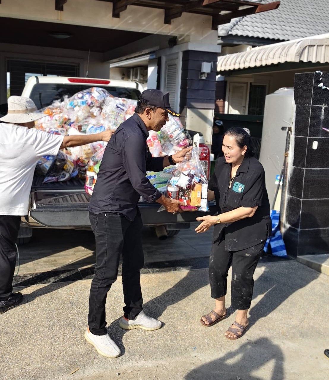 ทต.ศาลาด่าน กับประมวลภาพบรรยากาศการมอบสิ่งของบริจาคพี่น้องภาคใต้ ผู้ประสบภัยน้ำท่วม (อุทกภัย) : ภาพบางส่วน