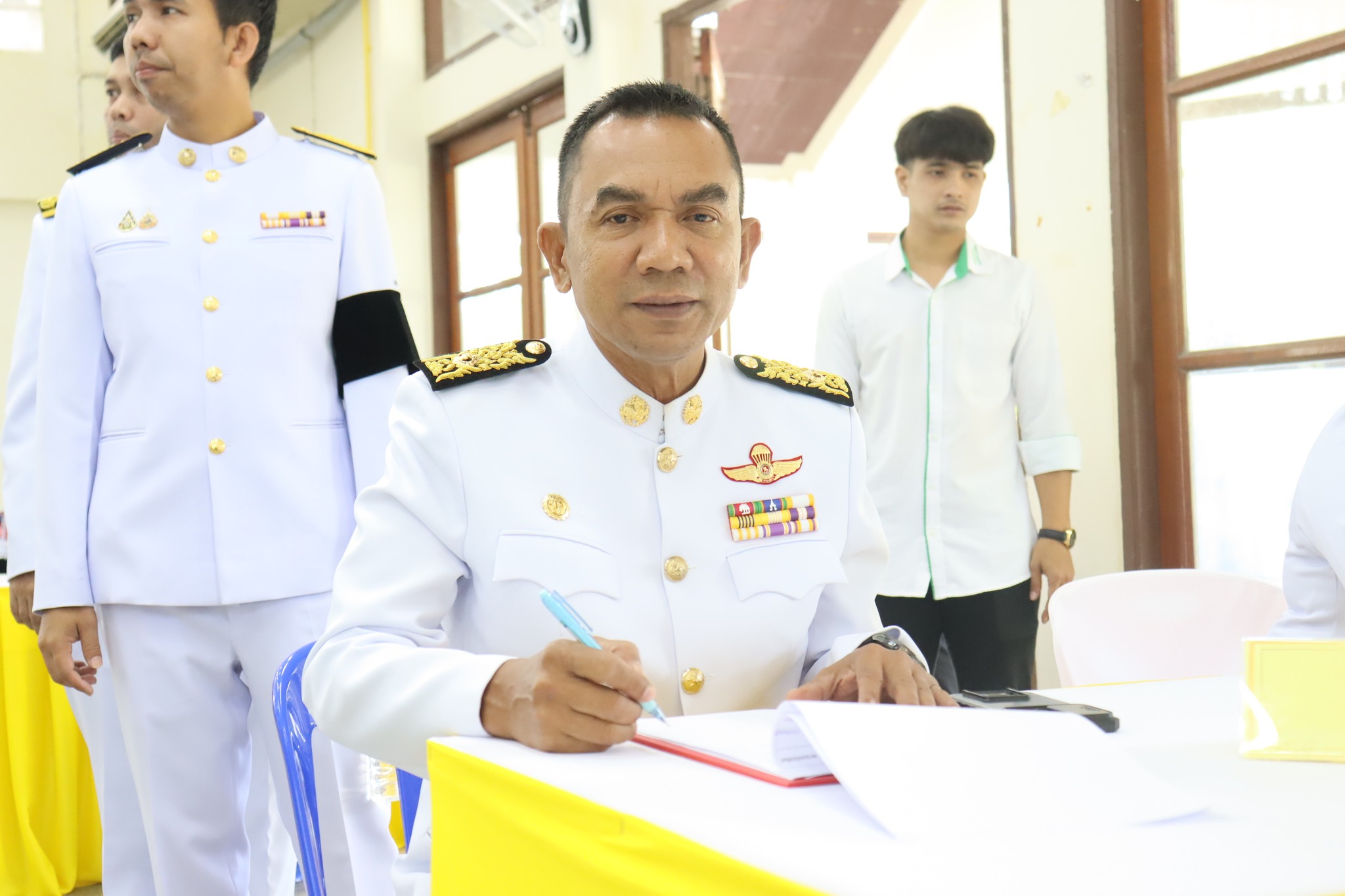 ทต.ศาลาด่าน เข้าร่วมพิธีวางพานพุ่มดอกไม้ถวายบังคม กิจกรรมเนื่องในวันคล้ายวันพระบรมราชสมภพ พระบาทสมเด็จพระบรมชนกาธิเบศร มหาภูมิพลอดุลยเดชมหาราช บรมนาถบพิตร วันชาติ และวันพ่อแห่งชาติ ๕ ธันวาคม ๒๕๖๘