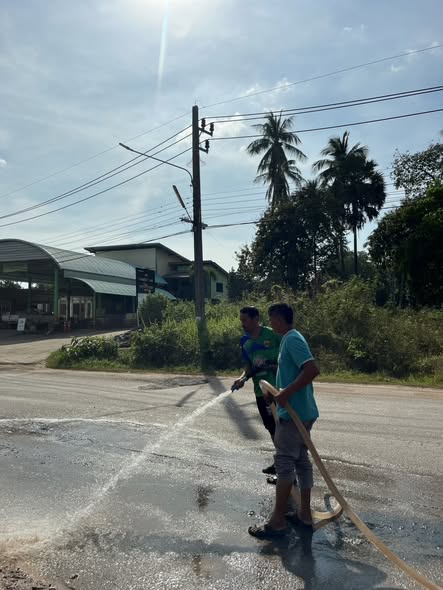 ทต.ศาลาด่าน ฉีดล้างนำสิ่งกีดขวางออกจากพื้นที่ถนนบริเวณมัสยิดบ้านสมพรพรุกม หมู่ที่ 2 ตำบลศาลาด่าน "เพื่อป้องกันอุบัติเหตุ/สาธารณภัย ให้มีความสะอาด และเป็นระเบียบเรียบร้อย"