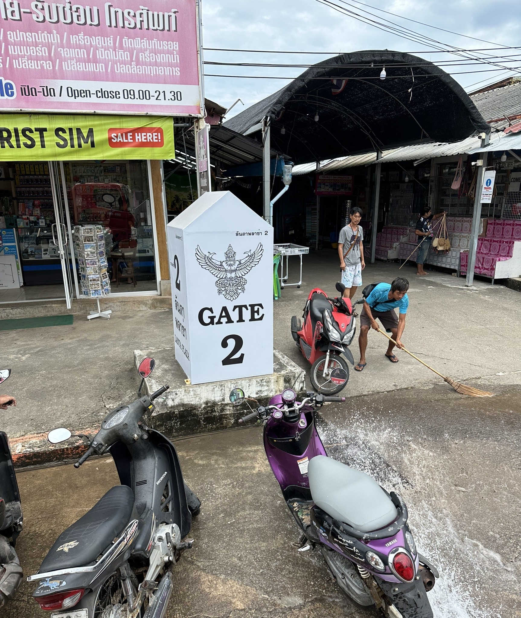 ทต.ศาลาด่าน ฉีดล้างนำสิ่งกีดขวางออกจากพื้นที่ถนนตั้งแต่หน้า รร.ชุมชนบ้านศาลาด่าน ไปถึงแหลมทึง (ขณะนี้ถึงลันตาพลาซ่า) หมู่ที่ 1 ตำบลศาลาด่าน และดำเนินงานจนเสร็จในวันต่อไป "เพื่อป้องกันอุบัติเหตุ/สาธารณภัย ให้มีความสะอาด และเป็นระเบียบเรียบร้อย"
