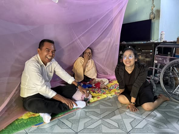 นายกเทศมนตรีตำบลศาลาด่าน ต้อนรับพร้อมลงพื้นที่ไปกับมูลนิธิเพื่อเด็กและคนพิการ ผ่านทีมสะพานบุญซึ่งเป็นตัวแทนมูลนิธิเพื่อเด็กและคนพิการ