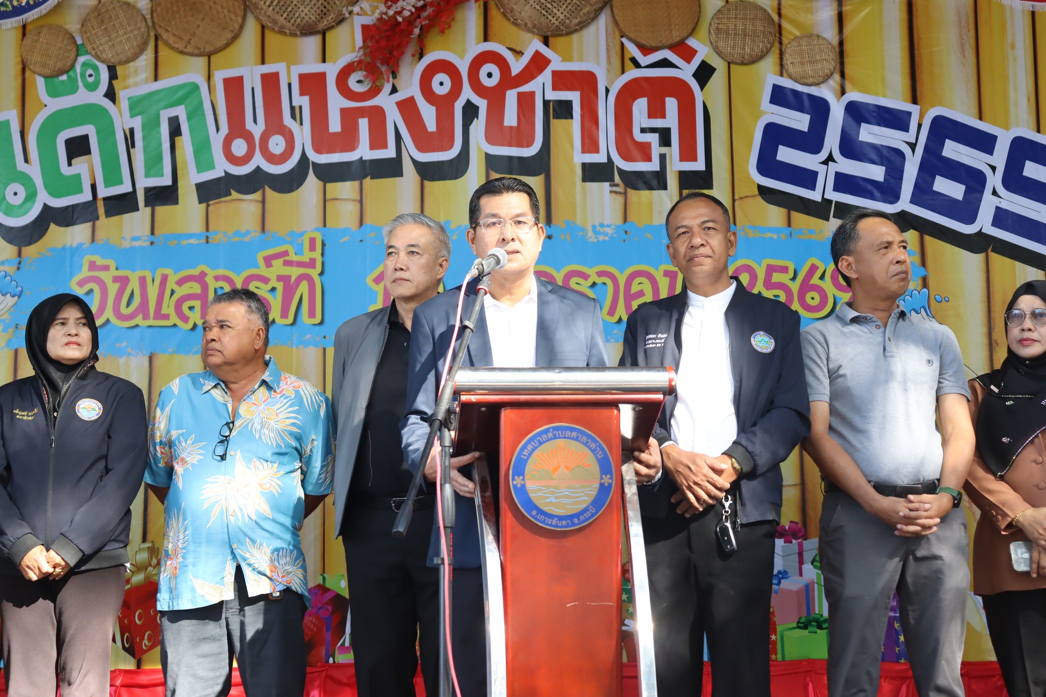 ประมวลภาพ พิธีเปิด การมอบทุนการศึกษา การแสดง โชว์ต่างๆ บนเวที การจับฉลากแจกของขวัญของรางวัล เต็นท์บูธ กิจกรรมต่างๆ พร้อมแจกของขวัญของรางวัล บริการอาหารและเครื่องดื่ม บรรยากาศผู้เข้าร่วมงาน กิจกรรมวันเด็กแห่งชาติ ประจำปี 2569