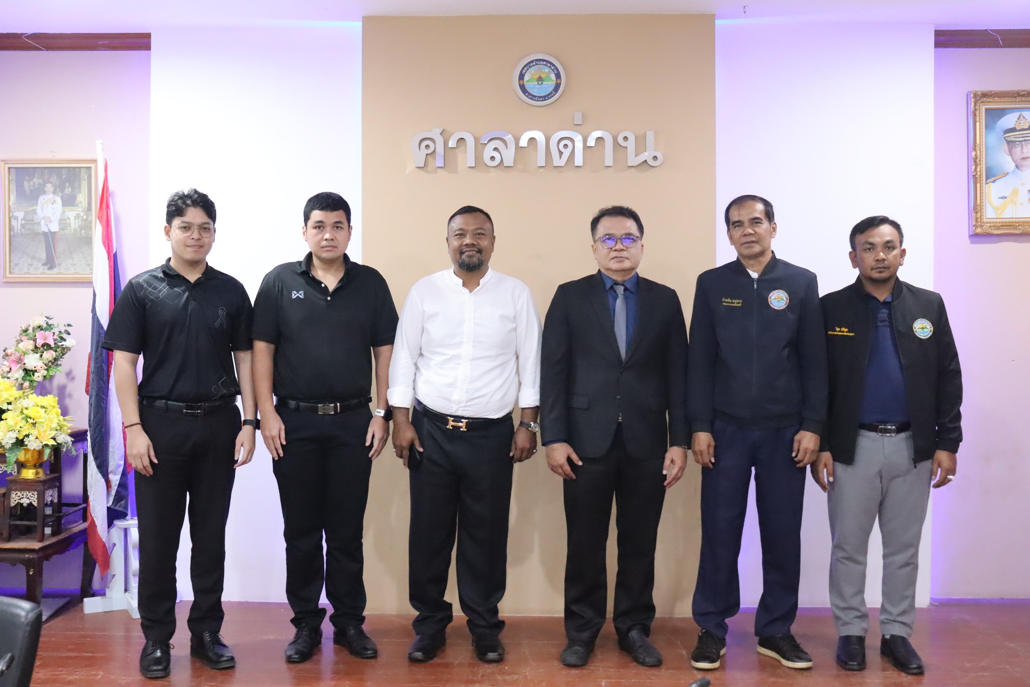 ทต.ศาลาด่าน ต้อนรับ อจ.คช.กระบี่ พร้อมเจ้าหน้าที่ สคชจ.กระบี่ มาบริการให้คำปรึกษาทางกฎหมายแก่ประชาชนและแนะนำแนวทางในการดำเนินงานของศูนย์อัยการคุ้มครองสิทธิและช่วยเหลือทางกฎหมายแก่ประชาชนเทศบาลตำบลศาลาด่าน แก่เจ้าหน้าที่ประจำศูนย์