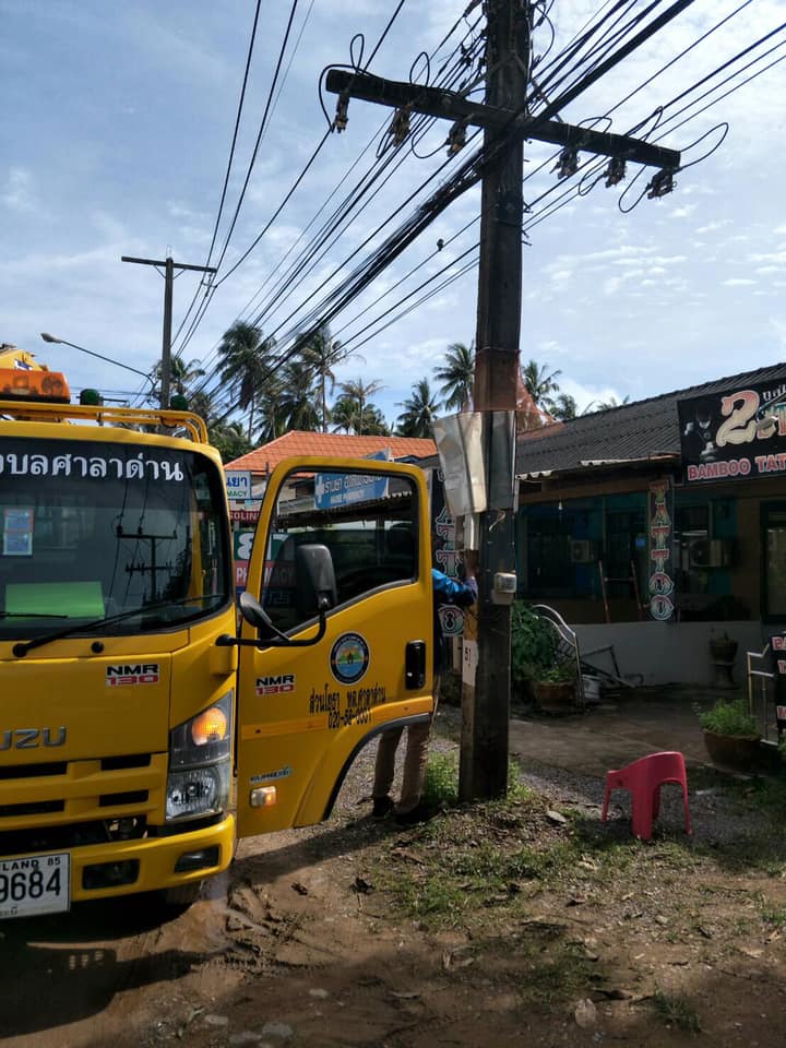 เทศบาลตำบลศาลาด่าน ดำเนินการซ่อมแซมเปลี่ยนวัสดุอุปกรณ์ควบคุมไฟฟ้าแสงสว่างสาธารณะที่ชำรุดเสียหาย บริเวณถนนเส้นทางบ้านสมพรพรุกม หมู่ที่ 2 ตำบลศาลาด่าน