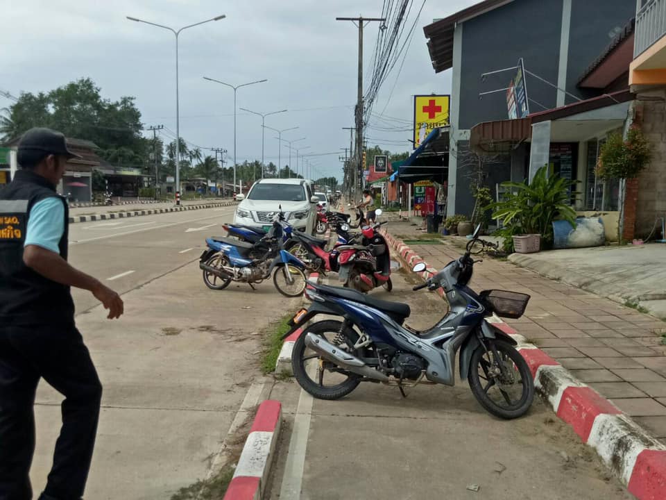 เทศบาลตำบลศาลาด่าน ดำเนินการจัดระเบียบสองข้างถนนพื้นที่ตำบลศาลาด่าน บริเวณ(กม.8-กม.9)บ้านคลองโขง