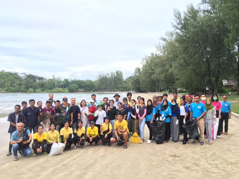 เทศบาลตำบลศาลาด่าน ร่วมกิจกรรม big cleaning day เก็บขยะทะเลทำความสะอาดชายหาดเตรียมพร้อมเปิดฤดูกาลท่องเที่ยวเกาะลันตา