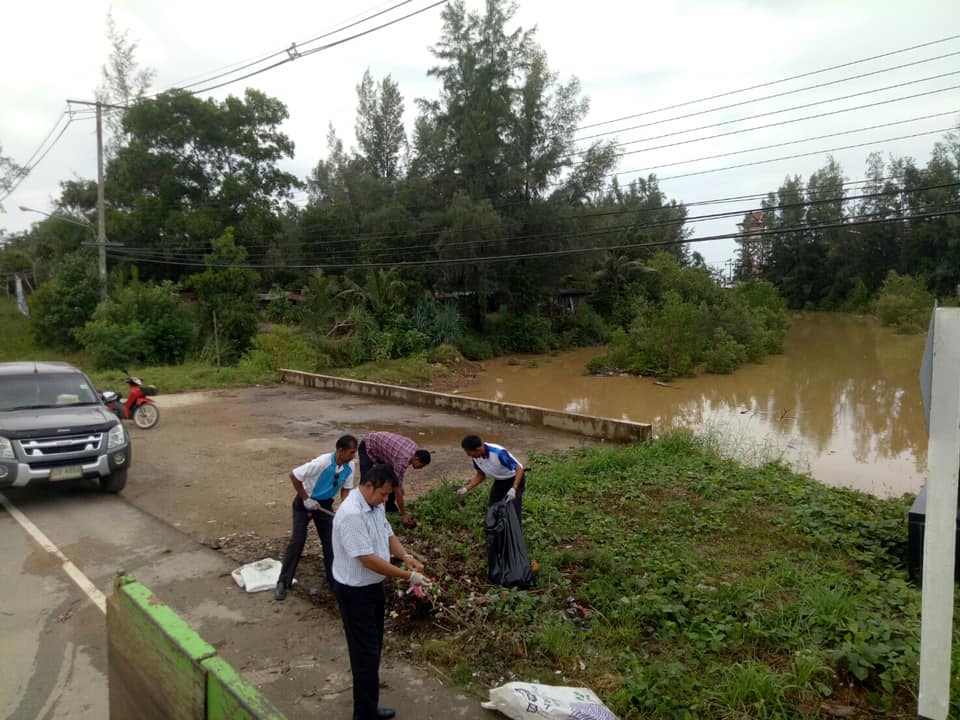 ทต.ศาลาด่าน ดำเนินการเก็บขยะตกค้างที่ถนนใกล้คลองสาธารณะหาดพระแอะบริเวณป้ายเขตปกครองท้องที่บ้านโล๊ะบาหรา