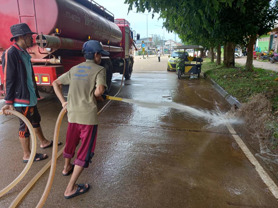 ทต.ศาลาด่าน ดำเนินการฉีดล้างถนนพร้อมเก็บกวาดสิ่งกีดขวางป้องกันการอุดตันทางระบายน้ำแก้ไขปัญน้ำท่วมขัง