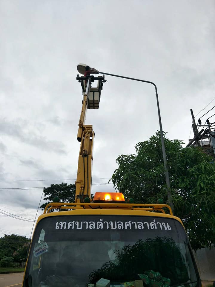 ทต.ศาลาด่าน จัดบริการสาธารณะซ่อมแซมไฟฟ้าแสงสว่างสาธารณะสองข้างทางถนนพื้นที่ หมู่ที่ 1 และหมู่ที่ 3 ตำบลศาลาด่าน