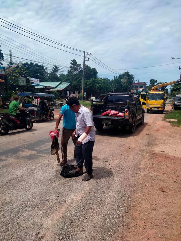 ทต.ศาลาด่าน สนับสนุนยางมะตอยให้กับจิตอาสาตามคำร้องขอประสงค์เพื่อนำซ่อมแซมถนนที่เป็นหลุมบ่อ 3 บริเวณ พื้นที่หมู่ที่ 2 ต.ศาลาด่าน