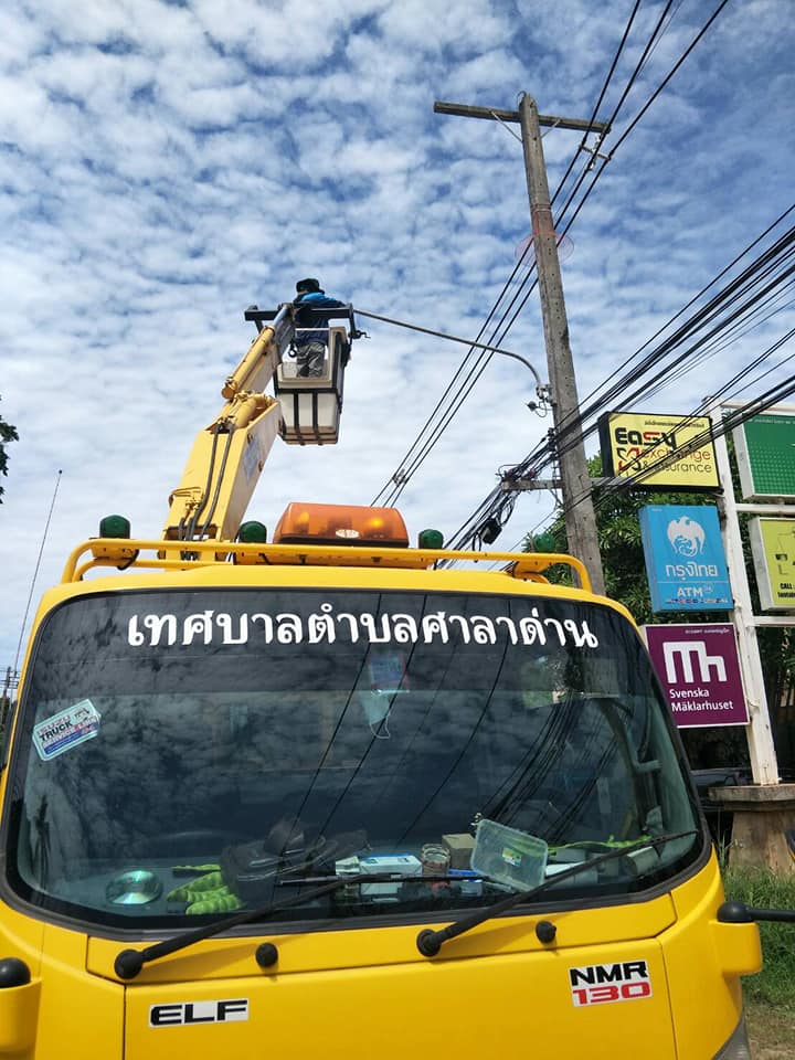 ทต.ศาลาด่าน ซ่อมแซมไฟฟ้าแสงสว่างสาธารณะสองข้างทางถนน (ถนนบ้านพระแอะ ตั้งแต่สามแยกสะพานไทร-ทุ่งหยีเพ็ง ไปถึงหน้าสวนสาธารณะหาดพระแอะ)