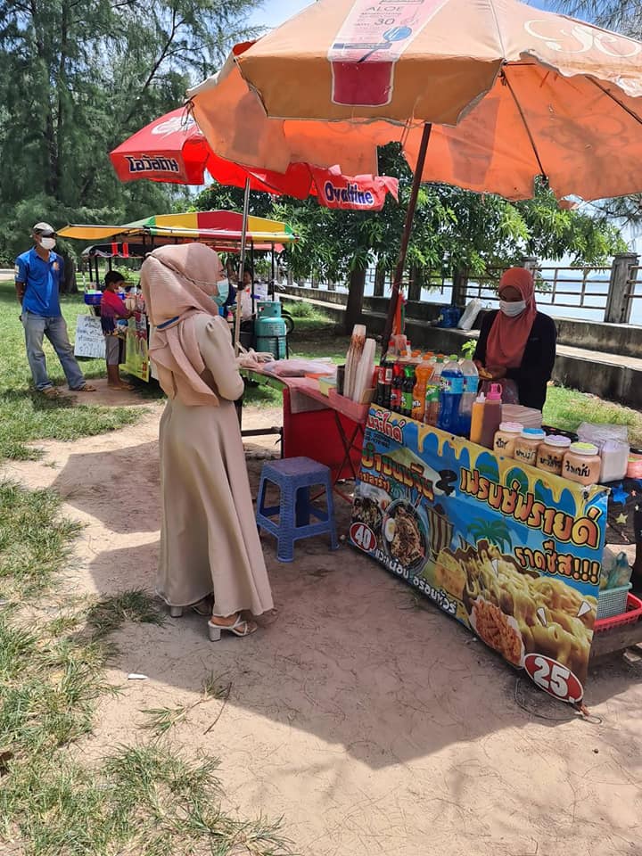 ทต.ศาลาด่าน ตรวจร้านค้าแผงลอยพื้นที่สาธารณะจุดผ่อนปรนบริเวณหาดคอกวาง (มาตรการป้องกันโควิด19 : วันอีฎิ้ลฮัดฮา)