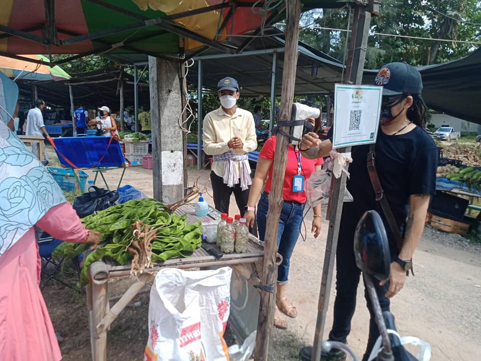 เทศบาลตำบลศาลาด่าน ตรวจการเปิดบริการตลาดนัดคลองดาว (วันจันทร์) ตามมาตรการป้องกันควบคุมโรคโควิด-19