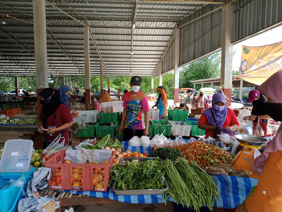 ทต.ศาลาด่าน ตรวจการเปิดบริการตลาดนัดหัวสะพานสิริลันตา (วันพุธ) ตามมาตรการป้องกันควบคุมโรคโควิด-19