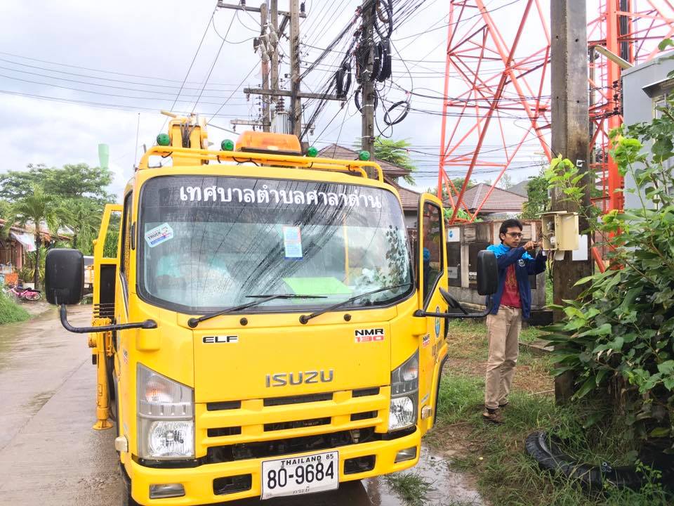 เทศบาลตำบลศาลาด่าน ดำเนินการซ่อมแซมเปลี่ยนวัสดุอุปกรณ์ควบคุมไฟฟ้าแสงสว่างสาธารณะที่ชำรุดเสียหาย บริเวณถนนเส้นทางบ้านในไร่ หมู่ที่ 1 ตำบลศาลาด่าน