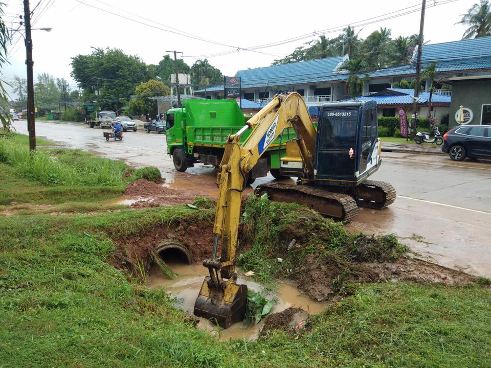 เทศบาลตำบลศาลาด่าน ดำเนินการขุดลอกคูช่องทางระบายน้ำอย่างเร่งด่วนทันที เพื่อแก้ไขปัญหาน้ำระบายไม่ทัน ณ ถนนข้างทางบริเวณโรงแรมอันดามัน ลันตา รีสอร์ท พื้นที่หมู่ที่ 3 ตำบลศาลาด่าน