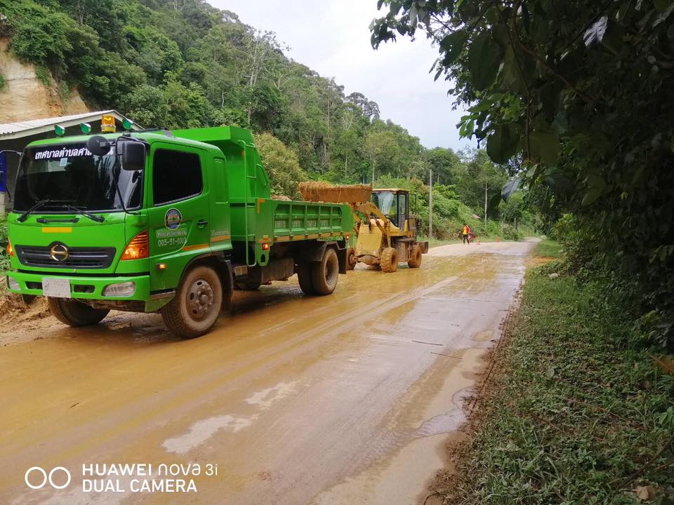 เทศบาลตำบลศาลาด่าน ดำเนินการแก้ไขปัญหาช่องทางระบายน้ำถนนสายสะพานไทร-ทุ่งหยีเพ็ง